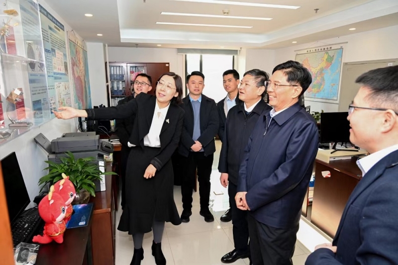 书记慰问企业__看望慰问干部职工